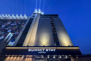 a tall building with a sunntstay hotel sign on it at 전주 써밋스테이 