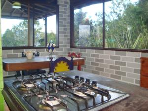 Una cocina con un horno de estufa en una cocina en Full house,  25 fotos más