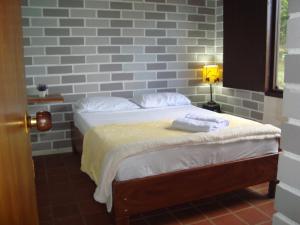 Un dormitorio con dos camas con toallas encima. en Full house, 