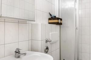 Un baño de Zentral Ruhig Ideal Perfekt 17 fotos más