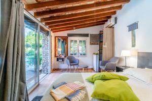 une chambre avec un lit et une grande fenêtre dans l'établissement Inn 4 Bears, à Nîmes 53 autres photos