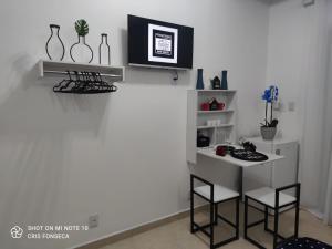 um quarto com uma pequena mesa e duas cadeiras em Hospedagem MAR SANTO em Florianópolis mais 63 fotografias