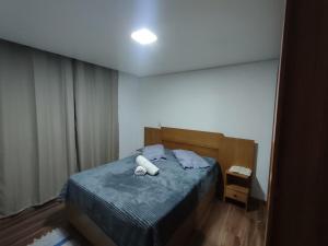 une chambre avec un lit avec deux serviettes dessus dans l'établissement Aconchegante Apartamento Charme Mineiro, à Ouro Preto