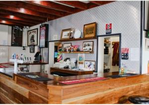 ein Restaurant mit einer Theke und einem Spiegel in der Unterkunft Bega Grand Hotel in Bega + 11 Fotos