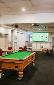 ein Konferenzraum mit Billardtisch und Leinwand in der Unterkunft Bega Grand Hotel in Bega