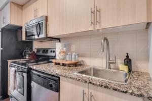 Gallery image of Modern 2 BR Condo - By Scotiabank Arena - City View in Toronto