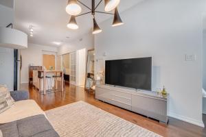 Gallery image of Modern 2 BR Condo - By Scotiabank Arena - City View in Toronto