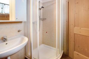 um banheiro com chuveiro e pia em Casa Michela Mansarda em Valfurva mais 15 fotografias