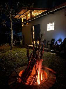 una persona sentada al lado de una hoguera por la noche en Finca Buenavista Sasaima, en Sasaima 24 fotos más