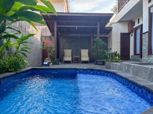 une piscine dans l'arrière-cour d'une maison dans l'établissement San Villa Canggu - 3BR Private Pool & Fast Wifi, à Dalung
