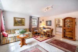 RiederauにあるFerienwohnung Mariannaのソファとテーブルのあるリビングルーム