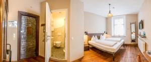 Postel nebo postele na pokoji v ubytování Knast-Hotel Fronfeste