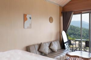 Nespecifikovaný výhled na hory nebo výhled na hory při pohledu z penzionu + 1 fotografie