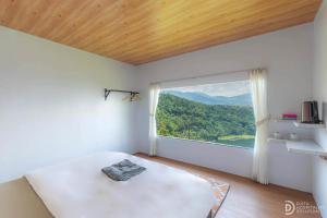 Nespecifikovaný výhled na hory nebo výhled na hory při pohledu z penzionu