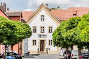 ein weißes Gebäude mit einem Schild, das das Hotel liest in der Unterkunft Knast-Hotel Fronfeste in Amberg