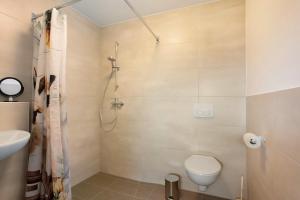 a bathroom with a toilet and a shower at Ferienwohnung auf dem Ennerthof in Arnsberg