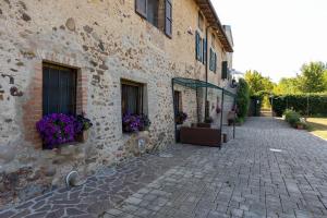 a stone building with flowers on the side of it at Il Serraglio Rooms in Valeggio sul Mincio