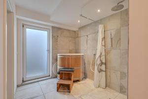 インツェルにあるFerienwohnung Panorama Egのシャワーとガラスのドアが付いたバスルーム +22枚の写真