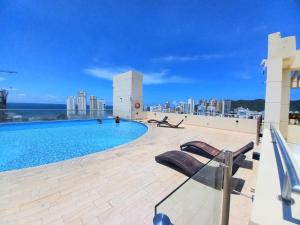a swimming pool on the roof of a building at APARTAMENTO RODADERO CRISTAL BEACH In in Gaira