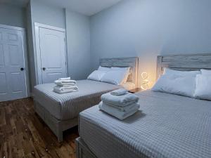 Postel nebo postele na pokoji v ubytování Modern 3BR Walk to Subway 2 Min to LOGAN Airport