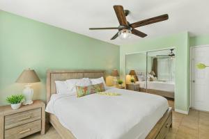 een slaapkamer met een bed en een plafondventilator bij Napili Ridge A2 · NR A2 Napili Condo Near Beaches Away From Crow in Kahana +40 foto's