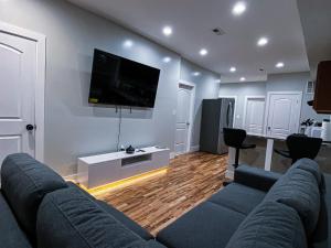 Kuchyň nebo kuchyňský kout v ubytování Modern 3BR Walk to Subway 2 Min to LOGAN Airport