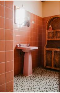 ein Badezimmer mit Waschbecken und Spiegel in der Unterkunft Bega Grand Hotel in Bega