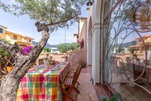 una mesa con un colorido mantel en el patio en Appartamento Elga, en Villasimius