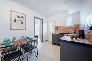 - une cuisine avec un comptoir et quelques chaises dans l'établissement Roys Blu, à Kavos