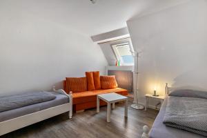 Klein WittenseeにあるNeue ruhige Ferienwohnungのソファと窓のあるリビングルーム