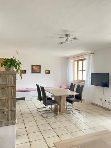 a dining room with a table and chairs at Ferienwohnung Starnberg in Starnberg +8 photos