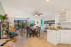 ワイレアにあるKihei Akahi C302 · AKH C302 Spacious 2BD Condo w Ocean Breeze ACのキッチン、リビングルーム(天井ファン付)