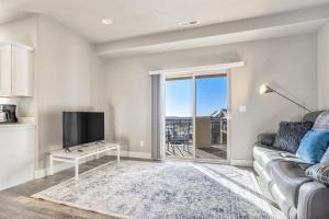 TV a/nebo společenská místnost v ubytování 5350 N Union Unit202