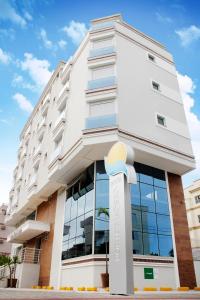 un edificio blanco con un cartel delante en Hotel Porto Madero, en Florianópolis