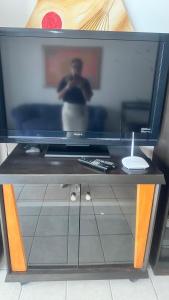 Televiisor ja/või meelelahutuskeskus majutusasutuses Apartamento Vista Mar 806 - 3 quartos ,2 garagens, prédio frente mar-quiosque 8, elevador ,portaria 24 e internet +30 fotot