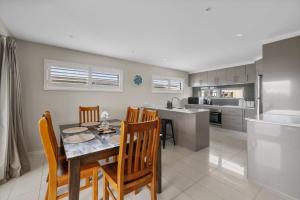 eine Küche und ein Esszimmer mit Tisch und Stühlen in der Unterkunft Casa del Mar Phillip Island Ocean Views in Surf Beach