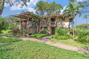 ラハイナにあるKaanapali Plantation 58 · KPL 58 Spacious 2BD Plantation Home Neのバルコニーと庭付きの家