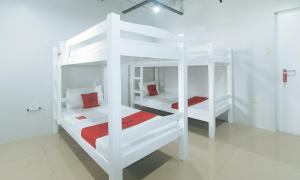 Postel nebo postele na pokoji v ubytování RedDoorz at Coral Tree Residences