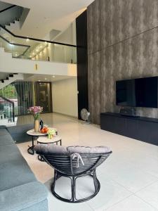 カットバ島にあるSuKem Family Homestayのソファとテーブルのあるリビングルーム