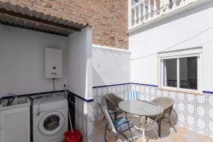 a patio with a table and a washing machine at Apartamento Valle de Abdalajis in Málaga