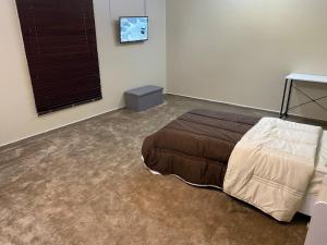 Ένα ή περισσότερα κρεβάτια σε δωμάτιο στο Full Makkah home