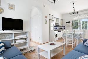 コニル・デ・ラ・フロンテーラにあるChalet Fuente3 piscina común familaの青いソファとテーブルのあるリビングルーム