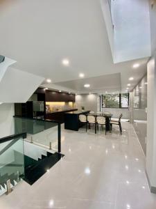 カットバ島にあるSuKem Family Homestayのガラスフロアのオープンキッチン&ダイニングルーム