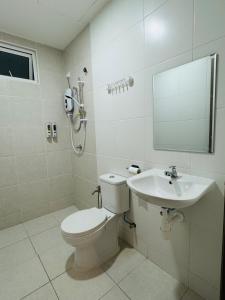 Ένα μπάνιο στο homestay Alor Setar near Aman Centre-Condo Menara View by HogarFeliz