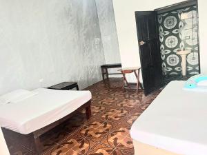 een kamer met twee bedden en een tafel en stoelen bij Artola Beach Rentals Advisors in La Boquita