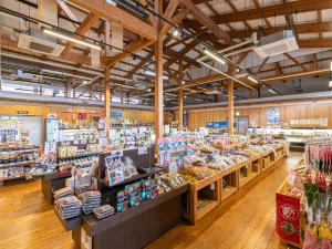 een grote supermarkt met een breed assortiment producten bij Fontana no Oka Kamou in Aira +101 foto's