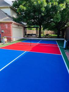un campo da tennis con un rosso e blu di Pickleball , Pool , Bkyd Oasis , Centrally Located a Frisco
