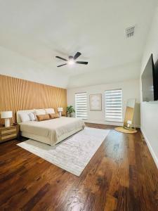 una camera da letto con un letto e un ventilatore a soffitto di Pickleball , Pool , Bkyd Oasis , Centrally Located a Frisco Altre 39 foto