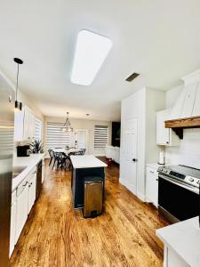 una cucina con armadi bianchi e un tavolo di Pickleball , Pool , Bkyd Oasis , Centrally Located a Frisco