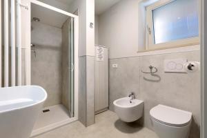 CavrianaにあるLa Casina Delle Olghe 1の洗面台、トイレ、シャワー付きのバスルーム +15枚の写真